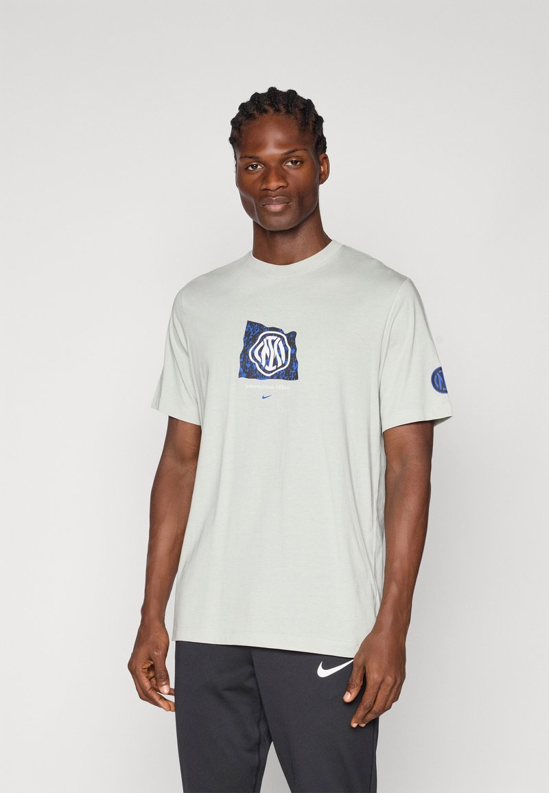 Ανοιχτό γκρι βαμβακερό t-shirt με γαλάζιο και λευκό λογότυπο μπροστά και γαλάζια πινελιά στον αριστερό μανίκι. Απλό σχέδιο με στρογγυλή λαιμόκοψη.