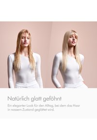 Zwei Frauen in weißen Langarmshirts zeigen links nasses, glattes Haar und rechts glattes, gestyltes Haar vor einem hellen Hintergrund.