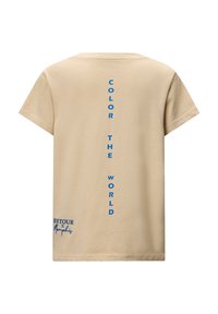 Beżowa bawełniana koszulka z krótkim rękawem. Poziomy niebieski napis "POMALUJ ŚWIAT" na plecach; dodatkowe niebieskie logo na dole.