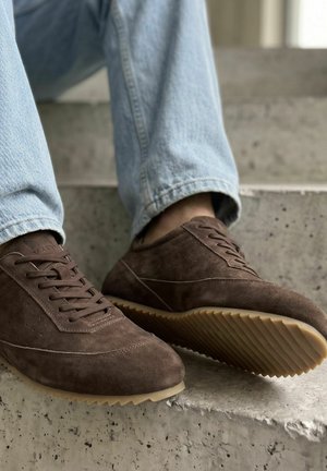 SORBAS, VAEY BAREFOOT 1 - Sneaker low - braun cognac