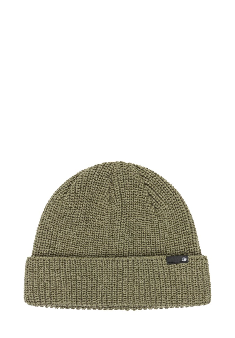 Cappello in maglia di colore verde oliva con risvolto. Presenta un motivo strutturato e un piccolo tag del marchio nero sul lato.