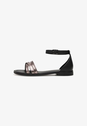 Plochá černá sandála s kovovými dvojitými předními pásky a nastavitelným páskem na kotníku se sponou.