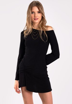 Zwarte off-shoulder jurk met lange mouwen, met een geplooid zijdetail en een mini-lengte. Soepele stofstructuur, eenvoudig ontwerp.