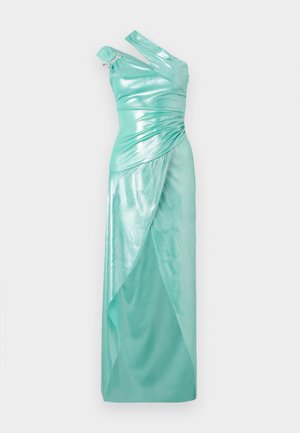 Une robe de soirée en satin vert menthe avec une conception à une épaule, une texture froncée et une fente sur le côté, dotée de quincaillerie argentée en accent.