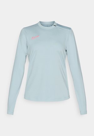 Hellblaues Nike Langarmshirt mit Rundkragen, das ein pinkes Logo auf der linken Schulter und einen glatten, strukturierten Stoff aufweist.