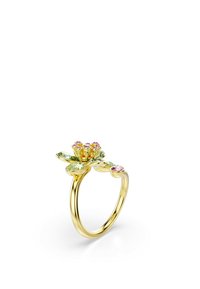 Anello d'oro a forma di fiore con petali verdi e gemme rosa al centro, dotato di una fascia liscia e lucida.