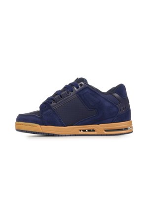 Baskets bleu marine en daim et cuir perforé, semelle en gomme avec amorti à air visible et lacets bleu marine.