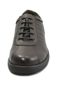 Scarpa in pelle marrone scuro con punta arrotondata, caratterizzata da un design con lacci e da una sottile cucitura orizzontale. Suola in gomma per una buona aderenza.