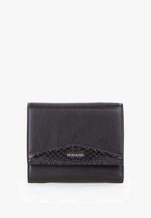 Portafoglio in pelle nera con accento in stampa serpente nera testurizzata. Presenta una chiusura con fermaglio e il nome del marchio “MIRIADA” in oro sulla parte frontale.