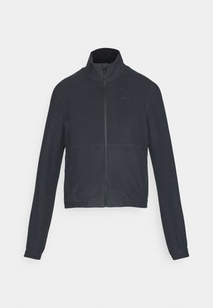 Tamno siva zip-up jakna s visokim ovratnikom, prilagođenim dizajnom, rebrastim manžetama i glatkom teksturom. Sadrži suptilne detalje šivanja i logotip.