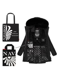 Zwarte gewatteerde jas met nepbontvoering, ritssluiting, meerdere zakken, en een afneembare zwarte tote bag met een witte grafische ontwerp.