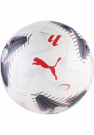 Hvid Puma fodbold med rødt Puma-logo og sorte, blå og lilla geometriske mønstre.