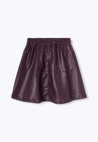 Jupe en simili cuir violet avec une taille élastique, silhouette évasée et design plissé. Texture lisse et longueur au genou.