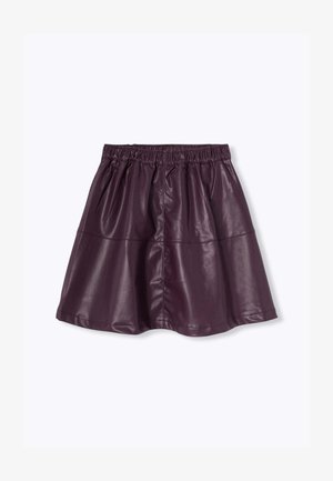Jupe en simili cuir violet avec une taille élastique, silhouette évasée et design plissé. Texture lisse et longueur au genou.