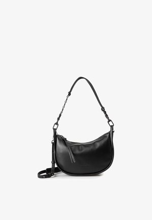 Schwarze, halbmondförmige Handtasche aus Leder mit Reißverschluss oben, kurzem Ketten- und Ledergriff sowie verstellbarem langem Schulterriemen.