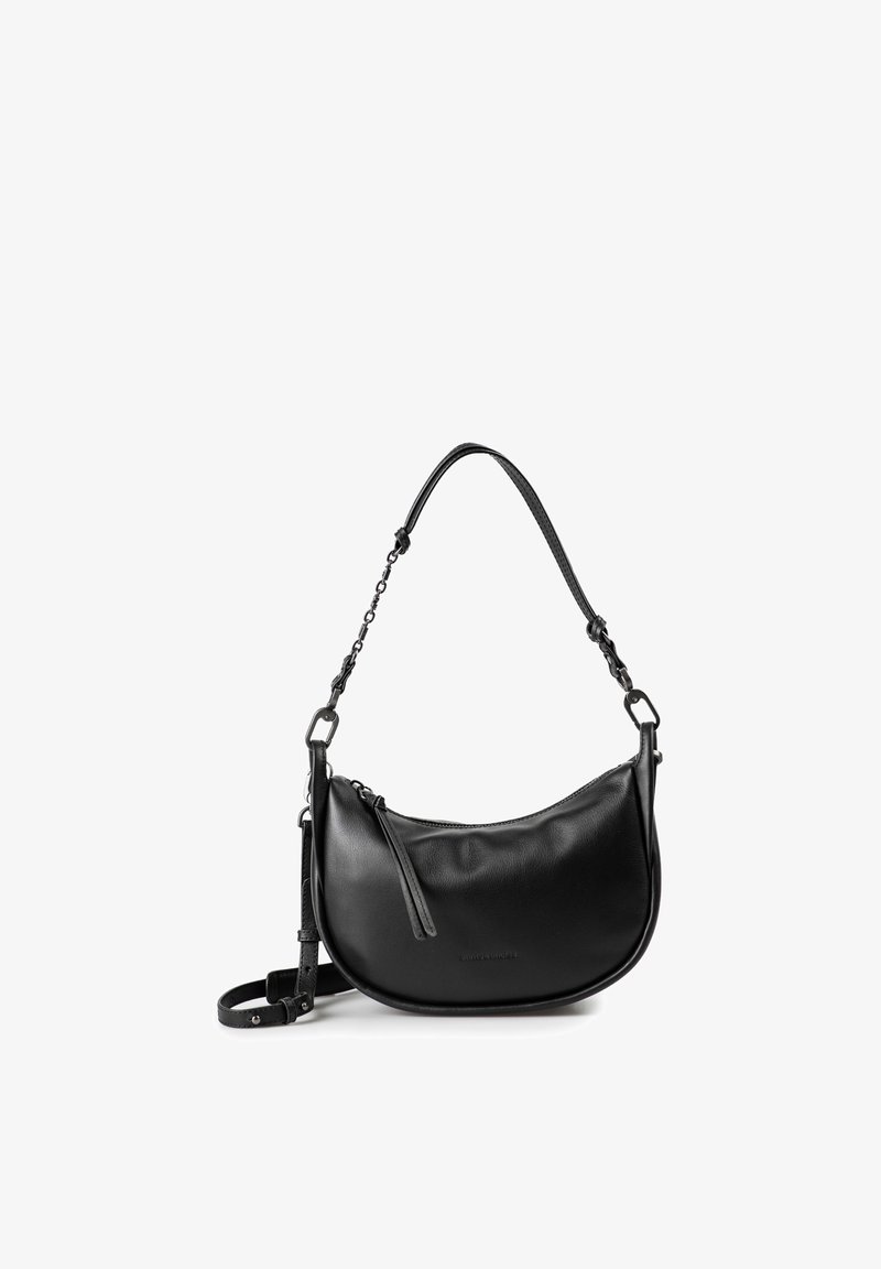 Borsa a mezzaluna in pelle nera con cerniera superiore, manico corto in catena e pelle, e tracolla lunga regolabile.