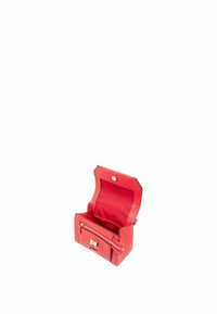 Sac à main en cuir rouge avec une forme structurée, un haut ouvert et un fermoir en métal doré. L'intérieur comprend une poche zippée et un compartiment principal.