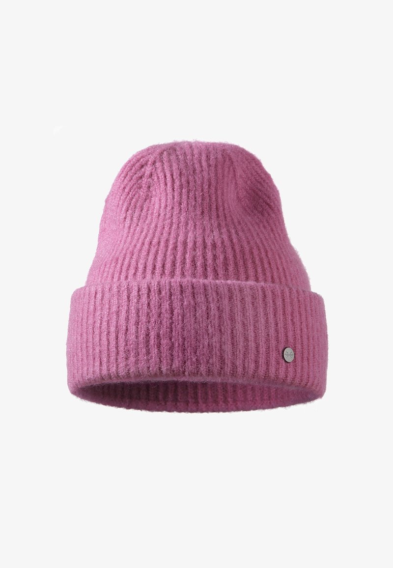 Roze ribgebreide muts met een opgerolde rand, gemaakt van een zachte wolmix, met een klein zilveren logo-accent aan de zijkant.