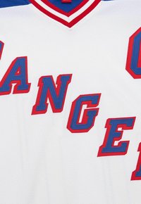 Weißes Sporttrikot mit "RANGERS" in blauen Buchstaben, umrandet in Rot, quer über der Brust und einem blau-roten Saum am Kragen.