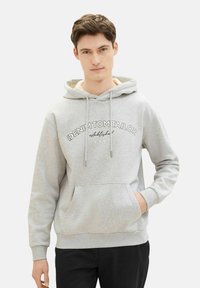 Sudadera de algodón gris con bolsillo frontal, cordones y texto impreso "DENIM TOM TAILOR" con el año de establecimiento 2007.