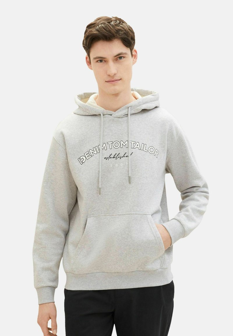 Sudadera de algodón gris con bolsillo frontal, cordones y texto impreso "DENIM TOM TAILOR" con el año de establecimiento 2007.