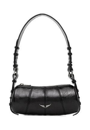 Borsa a mano cilindrica in pelle nera con cerniera argentata e piccolo logo metallico a forma di ala sulla parte anteriore, dotata di tracolla regolabile con fibbie.