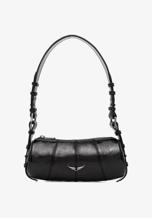 Borsa a mano cilindrica in pelle nera con cerniera argentata e piccolo logo metallico a forma di ala sulla parte anteriore, dotata di tracolla regolabile con fibbie.