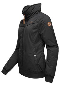 Svart isolert jakke med høy krage, glidelås, sidelommer og logo på skulderen. Myk, glatt tekstur.