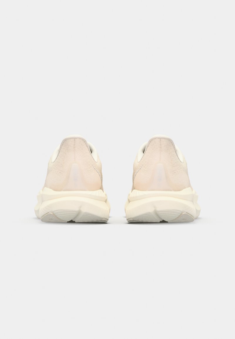 Lekkie buty biegowe z gładką, teksturowaną cholewką w jasnym beżu, z amortyzowaną podeszwą i minimalnym logo na pięcie.