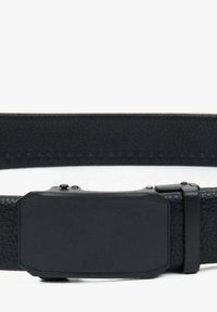 Zwarte leren riem met een gladde textuur, vierkante matte gesp en verstelbare metalen details. Eenvoudig en minimalistisch ontwerp.