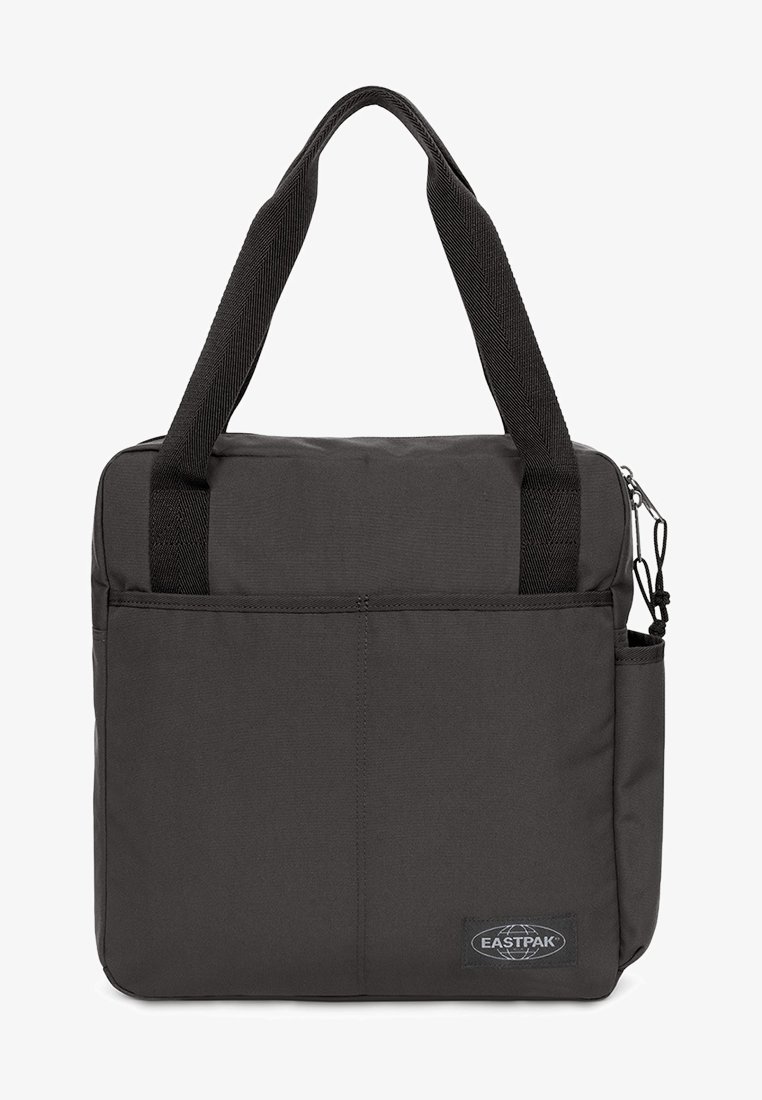 Černá látková taška na rameno s dvěma horními uchy, přední kapsou, horním zipovým uzávěrem a logem Eastpak. Obdélníkový tvar a odolný materiál.