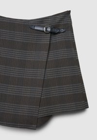 Brauner karierter Rock mit blauen und grauen Streifen. Hergestellt aus strukturiertem Stoff mit einem seitlichen Schnallendetail und einem schrägen Saum.