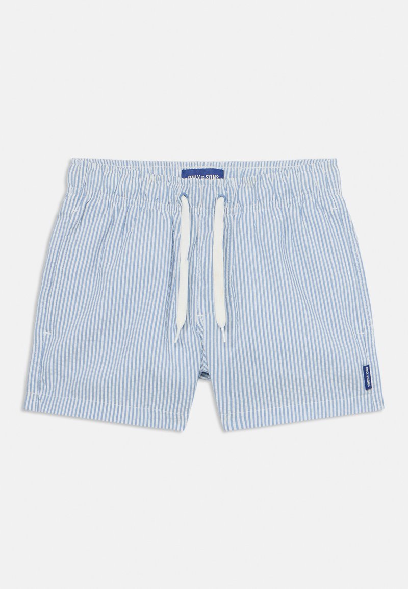 Shorts de bain rayés en bleu clair et blanc. Ceinture élastique avec cordon de serrage. Poches latérales et une petite étiquette bleue sur l'ourlet.