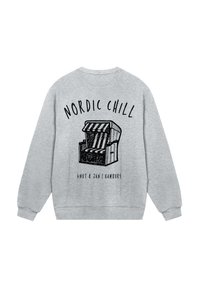 Grauer Pullover mit einem Druckgrafik eines Liegestuhls, darüber der Text "NORDIC CHILL" und darunter "KNUT & JAN | HAMBURG".