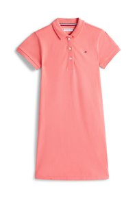 Κοραλί ροζ κοντομάνικο πόλο φόρεμα με κουμπωτή λωρίδα και μικρό λογότυπο Tommy Hilfiger στο στήθος, απλωμένο σε λευκό φόντο.