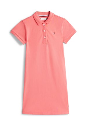 Korallroosa lühikeste varrukatega polo-kleit nööbitava klapiga ja väikese Tommy Hilfigeri logoga rinnal, asetatud valgele taustale.