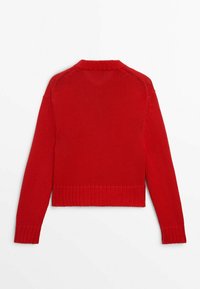 Röd stickad tröja, kort design, texturerat ribbat tyg, rund halsringning, långa ärmar och kontrasterande ribbad fåll och muddar.