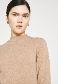 Object OBJTHESS DRESS - Fodralklänning - chipmunk