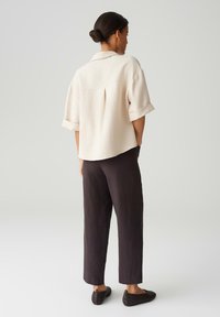 OPUS LOOSE FIT CRINKLE - Camicia - natural glaze