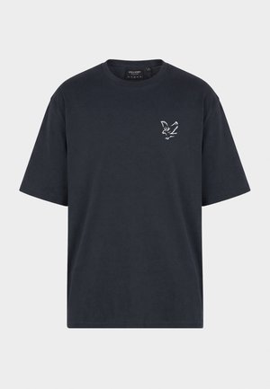 Čierne tričko s krátkym rukávom s malým bielym logom lietajúceho orla na ľavej strane hrudníka a okrúhlym výstrihom.