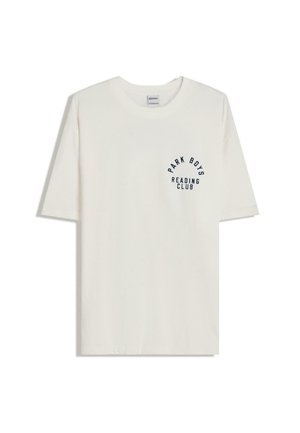 Crèmekleurig t-shirt met korte mouwen, gemaakt van katoen, met een ronde halslijn. Voorzien van een marineblauw grafisch ontwerp met de tekst "PARK BOYS READING CLUB" op de borst.