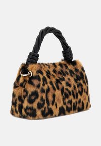 Torebka w panterkę z teksturą z futerka, o zaokrąglonym kształcie i czarnym skręconym uchwytem z miękkimi uchwytami. Złote wykończenia.
