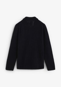 Cardigan noir en tricot à manches longues avec un col haut, vu de dos sur un fond blanc.