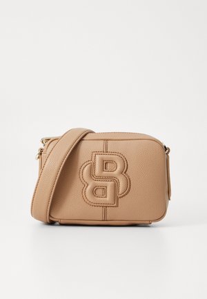 Brun lærcrossbody-veske med preget logo, glidelåsforsegling, justerbar stropp og strukturert finish. Kompakt rektangulær form.