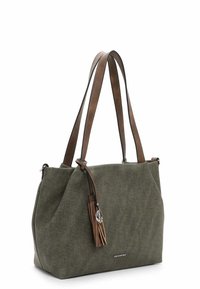 Sac fourre-tout en tissu vert olive avec des poignées en cuir marron, forme décontractée, accent de pompon et logo métallique. Extérieur texturé et fermeture zippée.