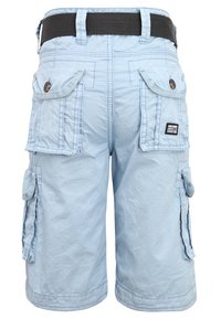 Pantaloni cargo azzurri chiari in tessuto testurizzato, con multiple tasche laterali, una vita nera e dettagli di cucitura a contrasto.
