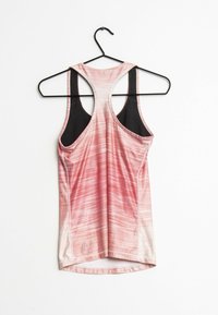 Lekką, bezrękawnikową koszulkę sportową z gradientowym wzorem w odcieniach różu oraz czarnym plecakiem. Gładki, syntetyczny materiał.