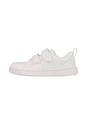 Zapatilla blanca con dos tiras ajustables de velcro y un lazo en el talón para facilitar su uso, vista lateral sobre fondo blanco.