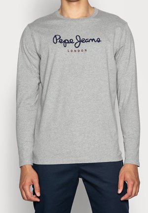 Uomo che indossa una maglia a maniche lunghe grigio chiaro con il logo "Pepe Jeans London" in blu scuro e rosso, abbinata a pantaloni blu scuro.
