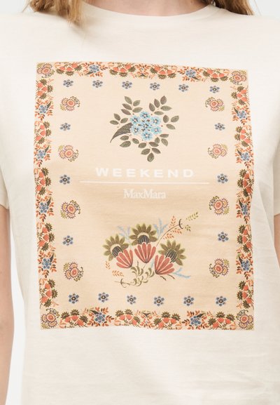 Κρεμ πουκάμισο με τετράγωνο λουλουδάτο σχέδιο σε πορτοκαλί, μπλε, πράσινο και ροζ, με το κείμενο "WEEKEND MaxMara" στο κέντρο.